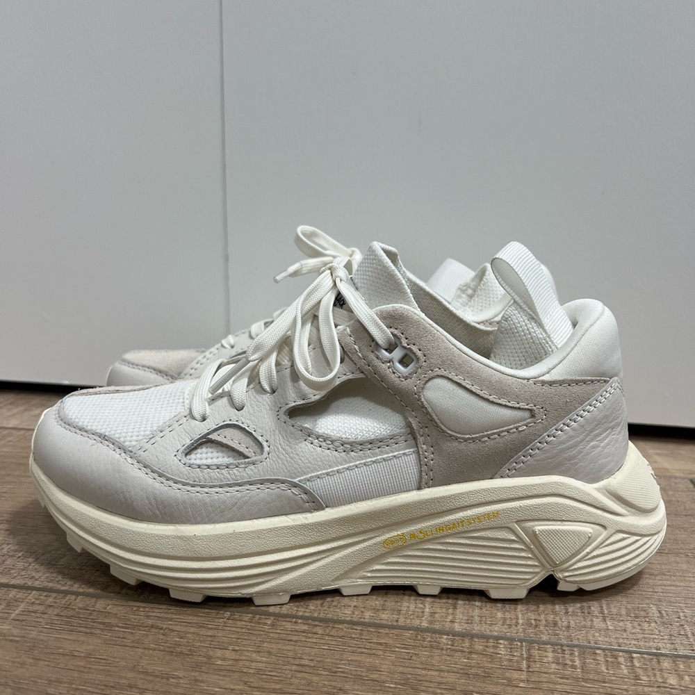 Cute, never-worn women’s sneakers